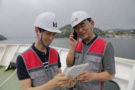 위성운용사업자 KT샛(KT SAT)은 지난달 말 서해 최북단 백령도부터 남해 최남단 마라도까지 끊김없는 LTE 통신환경을 제공하는 '위성 LTE'를 상용화했다고 7일 밝혔다. KT샛 직원이 어업관리단 선박에 위성 LTE 펨토셀을 설치한 후, 위성 LTE로 음성통화와 데이터 통신을 이용하고 있다.  사진=KT샛 제공